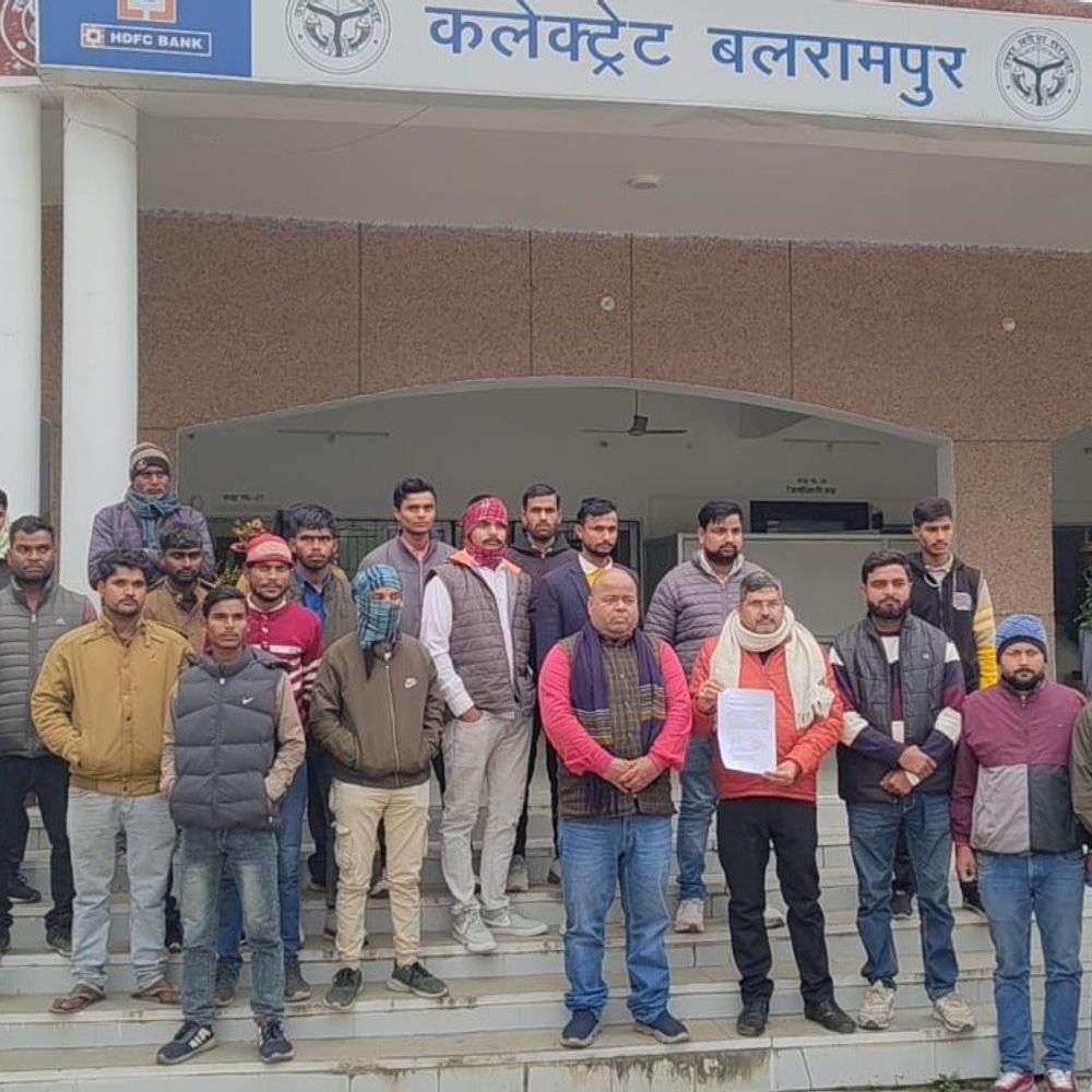 आश्रम बालिका कॉलेज में क्रिसमस कार्यक्रम पर विवाद:थारू और सनातन संगठनों ने डीएम को सौंपा ज्ञापन