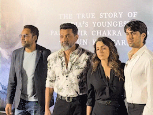 धर्मेंद्र की आखिरी फिल्म इक्कीस की स्क्रीनिंग:पिता की फोटो देख ठहरे सनी, धर्मेंद्र के पोस्टर के आगे रेखा ने जोड़े हाथ; सलमान खान भी हुए शामिल