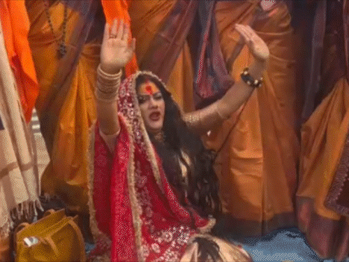 यूपी में पहली बार माघ मेले में आया किन्नर अखाड़ा:महामंडलेश्वर कल्याणी नंद गिरि ने गीत गाए, झूमकर नाचीं साध्वियां, VIDEO