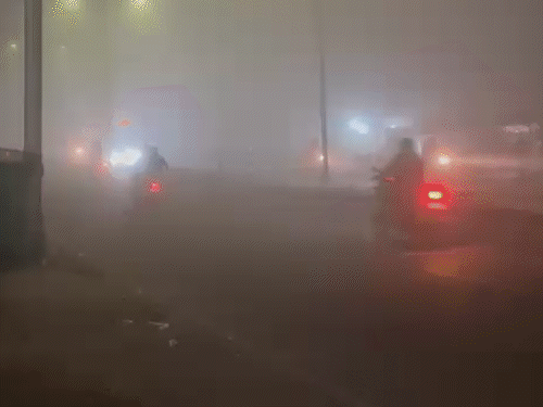 लखनऊ में ट्राई कलर लाइट की डिमांड बढ़ी:विजिबिलिटी कम होने पर भी दिखता है रास्ता, LED बल्ड का भी क्रेज