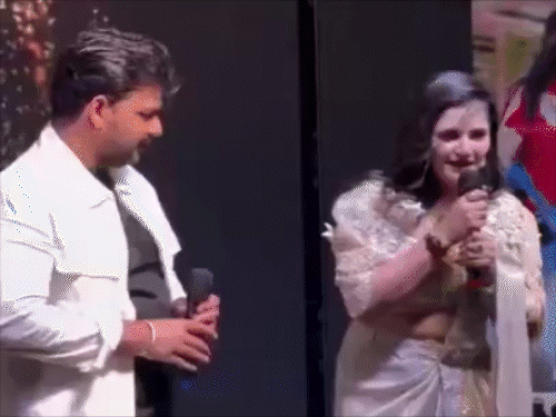 अक्षरा ने कमर छूने पर जड़ा थप्पड़...गाने से दिया जवाब:पवन ने हरियाणवी एक्ट्रेस की कमर छुई थी, कभी शादी करने वाले थे पवन-अक्षरा