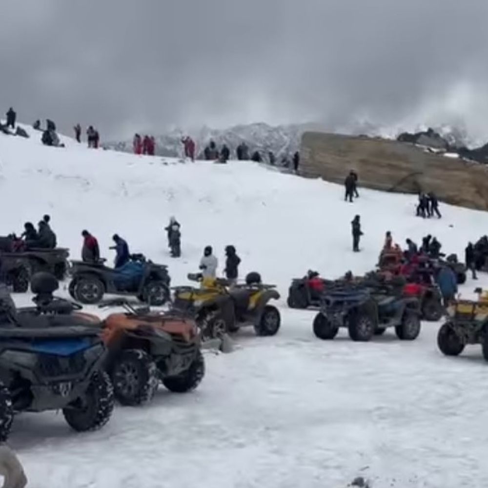 रोहतांग दर्रा सभी वाहनों के लिए खुला:बर्फ देख सकेंगे टूरिस्ट; देशभर से मनाली पहुंच रहे, 2 जनवरी तक 4x4 की शर्त खत्म