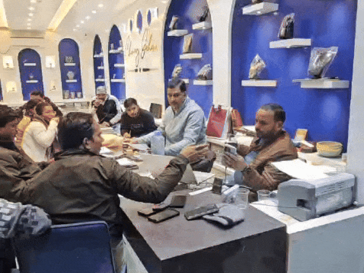 छतरपुर में दो जगह जीएसटी टीम का छापा:चिराग गहना की जांच जारी, गुटखा कारोबारी से 16 लाख की वसूली