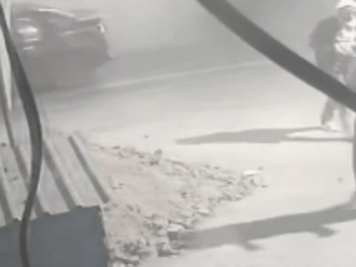 फिरोजाबाद के शिकोहाबाद में मकान पर पथराव और फायरिंग, VIDEO:कार सवार युवकों ने की घटना, CCTV में कैद; FIR दर्ज