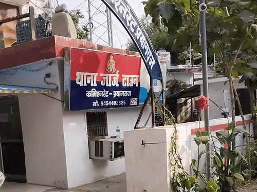 पेट्रोल छिड़ककर दो बाइकें-एक ऑटो फूंका:जार्जटाउन में दो पक्षो में झगड़े के बाद उठाया गया खौफनाक कदम