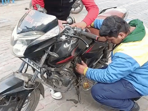 500 का पेट्रोल…सुई जरा भी नहीं हिली:सहारनपुर में बाइक में पेट्रोल एक लीटर कम निकला, डीएसओ करेंगे जांच