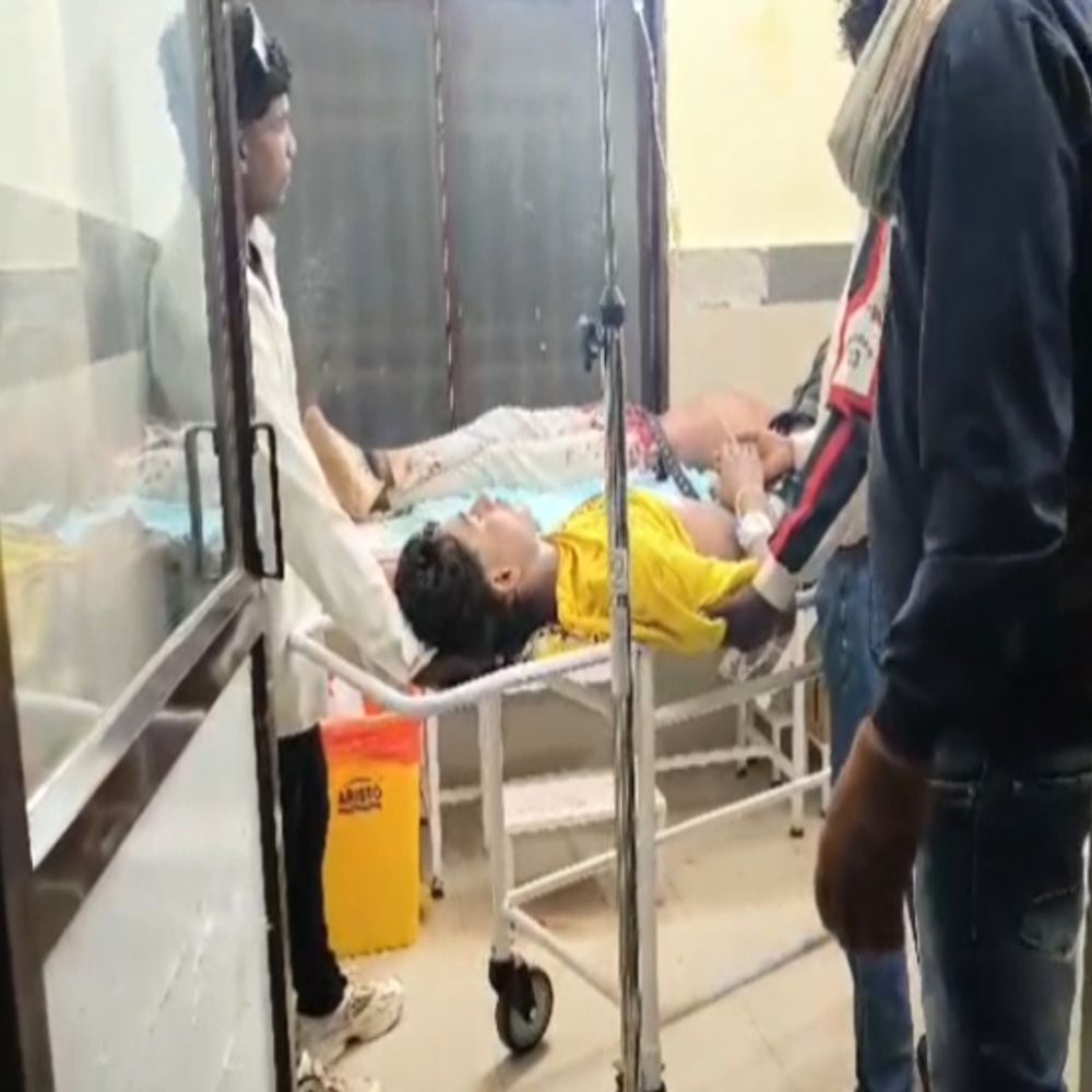 बालोद मेला में चाकूबाजी…पार्षद समेत 2 गंभीर घायल:  भीड़ में धक्का लगने पर नशे में धुत युवकों ने चलाए चाकू, राजनांदगांव रेफर किया – Balod News