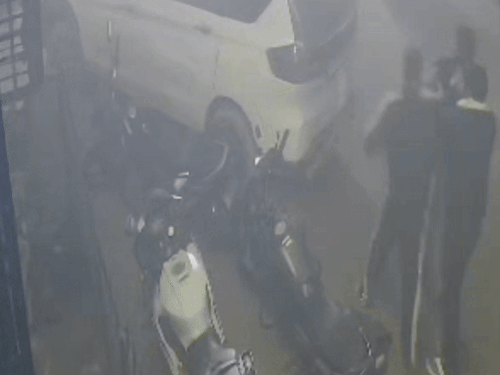 होटल संचालक, कर्मचारी को अगवा कर चलती कार में पीटा:प्रयागराज में आधी रात असलहों के दम पर बनाया बंधक, पुलिस ने चार दिन बाद दर्ज की रिपोर्ट