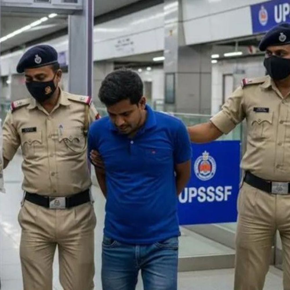 मनकामेश्वर मेट्रो स्टेशन पर 8 कारतूस के साथ पकड़ा युवक:स्कैनर में देख UPSSF के जवानों ने दबोचा, पूछताछ में जुटी पुलिस