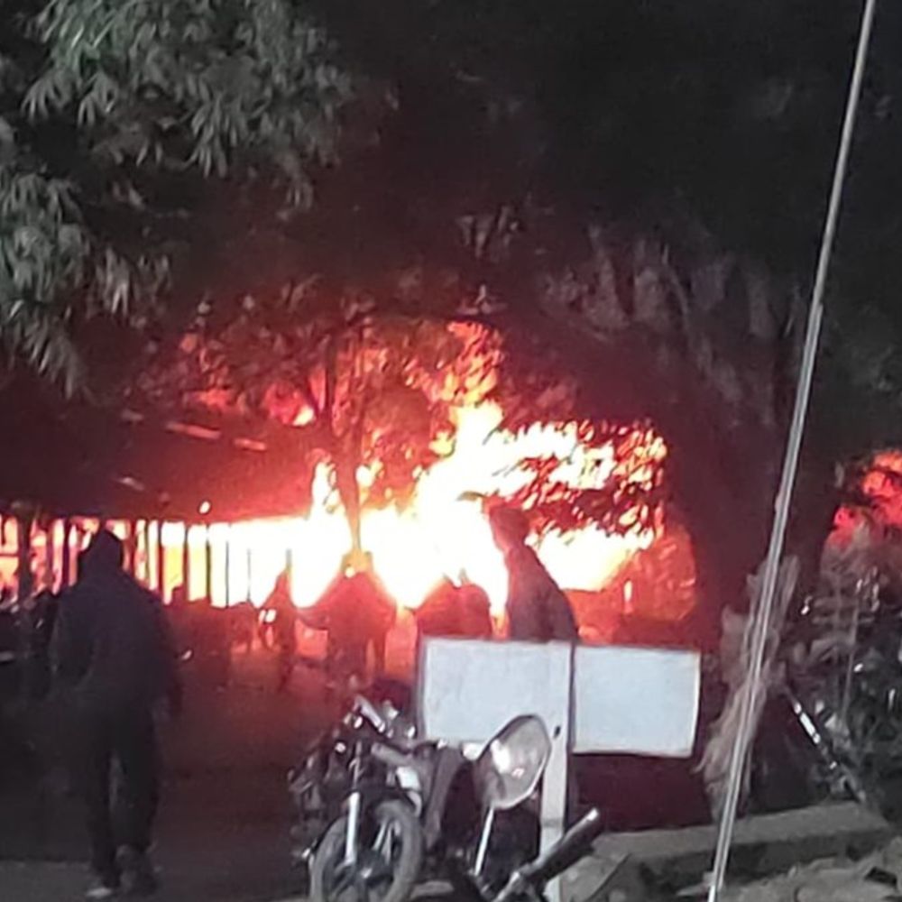 चरोदा रेलवे यार्ड के पार्किंग साइड में लगी आग:  दमकल की तीन गाड़ियां मौके पर पहुंचीं, शॉर्ट-सर्किट से आग लगने की आशंका – durg-bhilai News