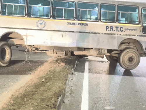 जालंधर के चिकटीहा में सरकारी खाली बस का पहिया खुला:  हाईवे पर लगा लंबा जाम, पुलिस ने मौके पर पहुंचकर स्थिति संभाली – Jalandhar News