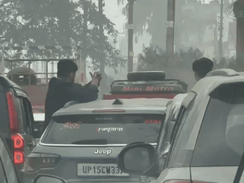 मेरठ की रोहटा रोड पर स्कूली छात्रों का हुडदंग:सोशल मीडिया पर वायरल हो रहा वीडियो- पुलिस गाड़ियों के नंबर से पहचान करने में जुटी