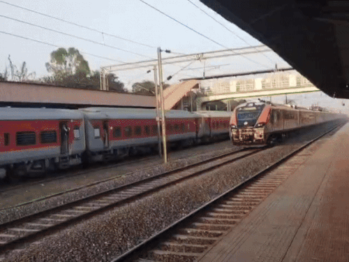 180 की स्पीड से दौड़ी ट्रेन,ग्लास का पानी नहीं छलका:स्वदेशी तकनीक से बनी वंदे भारत का फाइनल ट्रायल, रेल मंत्री ने बताया न्यू जनरेशन ट्रेन