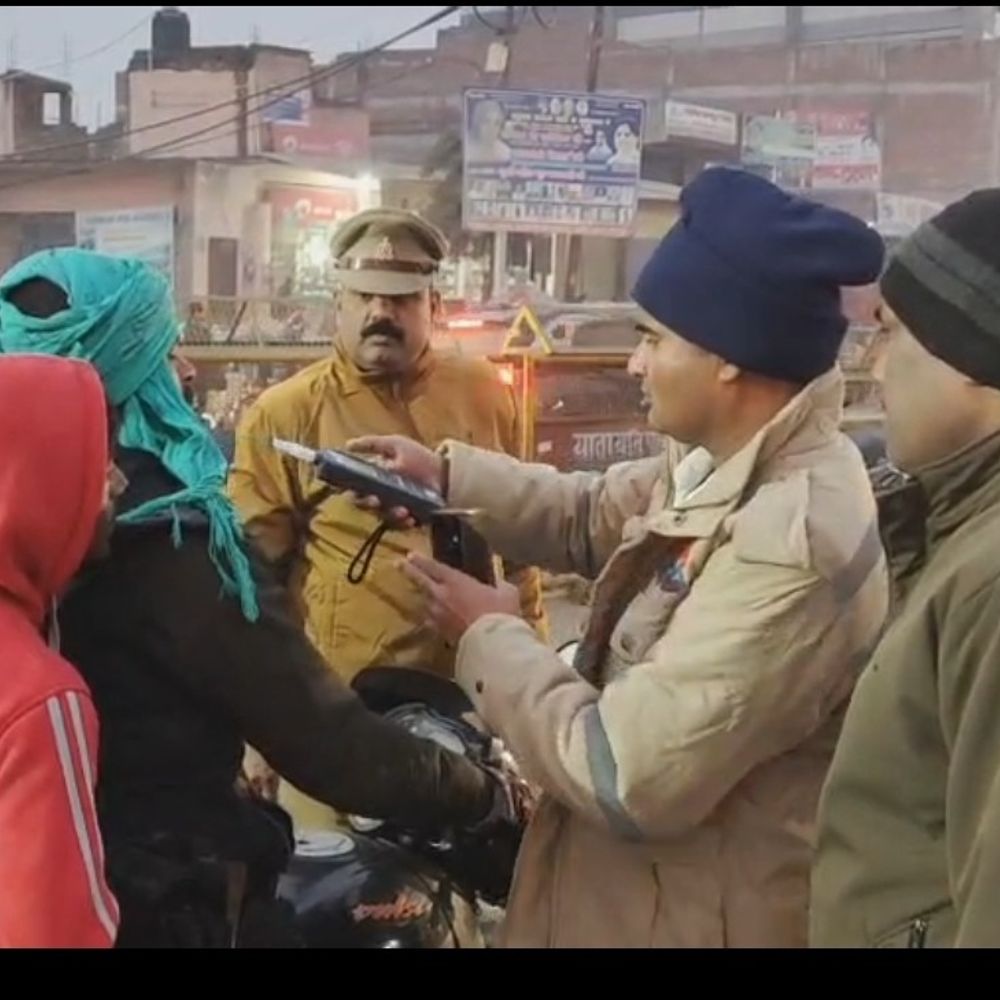 मैनपुरी में 232 वाहनों के चालान काटे गए:यातायात पुलिस ने 25 हजार नकद, 3.20 लाख का जुर्माना वसूला