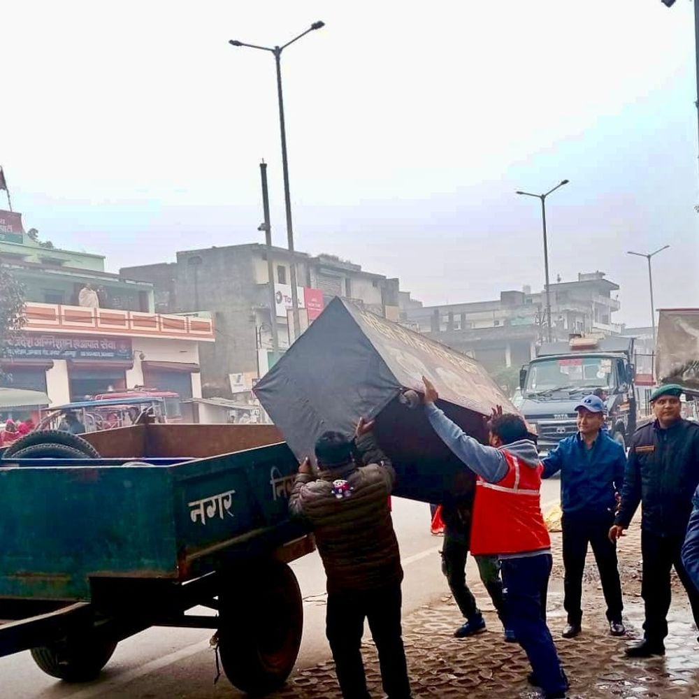 सहारनपुर में नगर निगम का अतिक्रमण हटाओ अभियान:सड़कों और फुटपाथों से अवैध सामान जब्त, अतिक्रमणकारियों में मचा हड़कंप