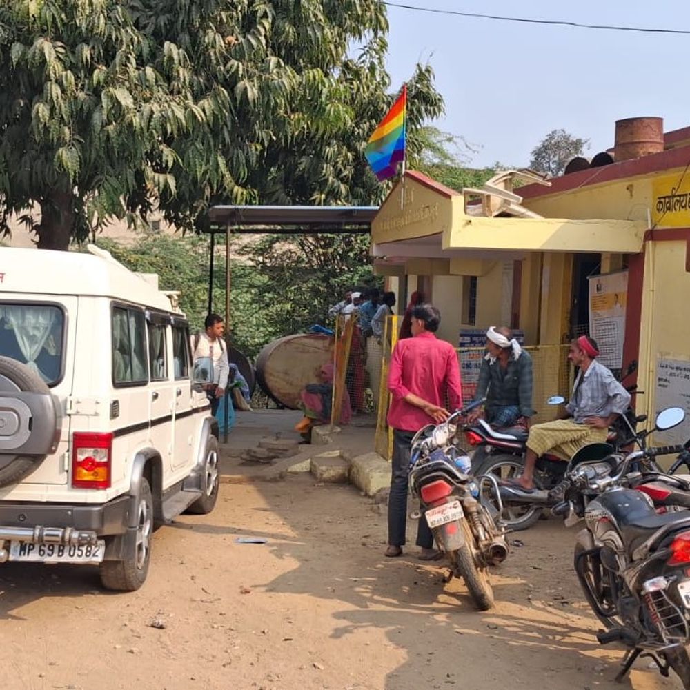 आलीराजपुर में नानपुर की झोलाछाप 'खुशी क्लिनिक' सील:तहसीलदार नें अवैध पैथोलॉजी लैब को दी वार्निंग, राशन वितरण की शिकायत पर भी हुई कार्रवाई