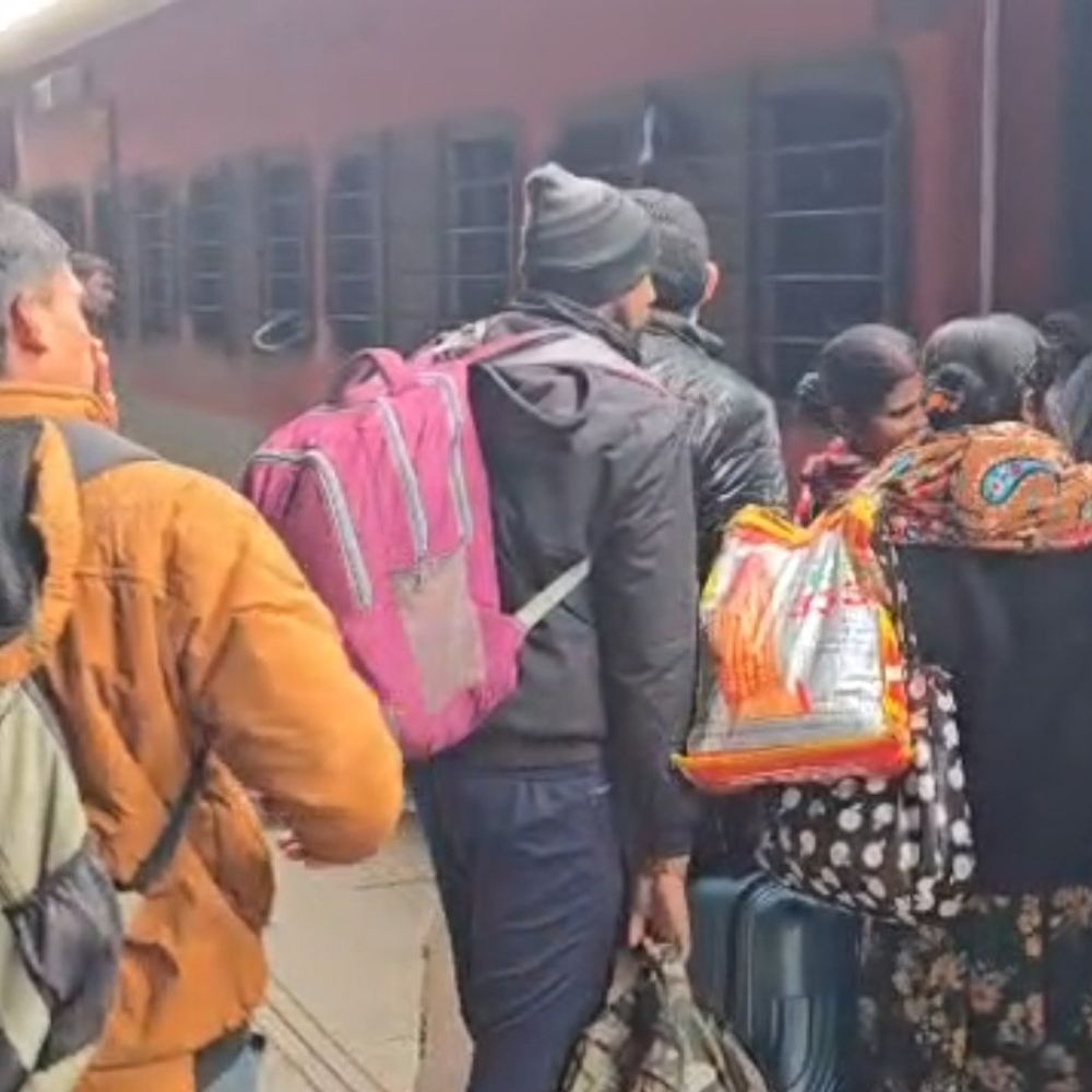 कोहरे के कारण लखनऊ आने जाने वाली 20 ट्रेनें लेट:अवध असम एक्सप्रेस साढ़े पांच घंटा लेट, चारबाग स्टेशन पर ठंड में परेशान हुए यात्री