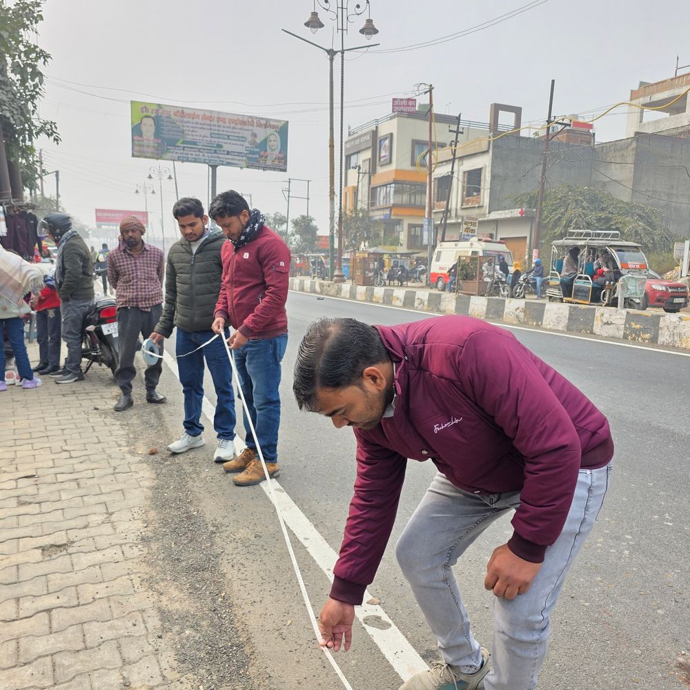 संभल में तालाब की 4 बीघा जमीन पर कब्जा हटा:भूमाफियाओं ने बेची थी, तहसीलदार ने करोड़ों की बताई कीमत