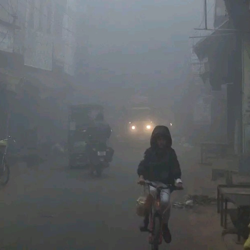 कासगंज में कोहरे में धीमी हुई वाहनों की रफ्तार:तेज हवा के चलते ठिठुरन बढ़ी, तापमान 8 डिग्री पर गिरा