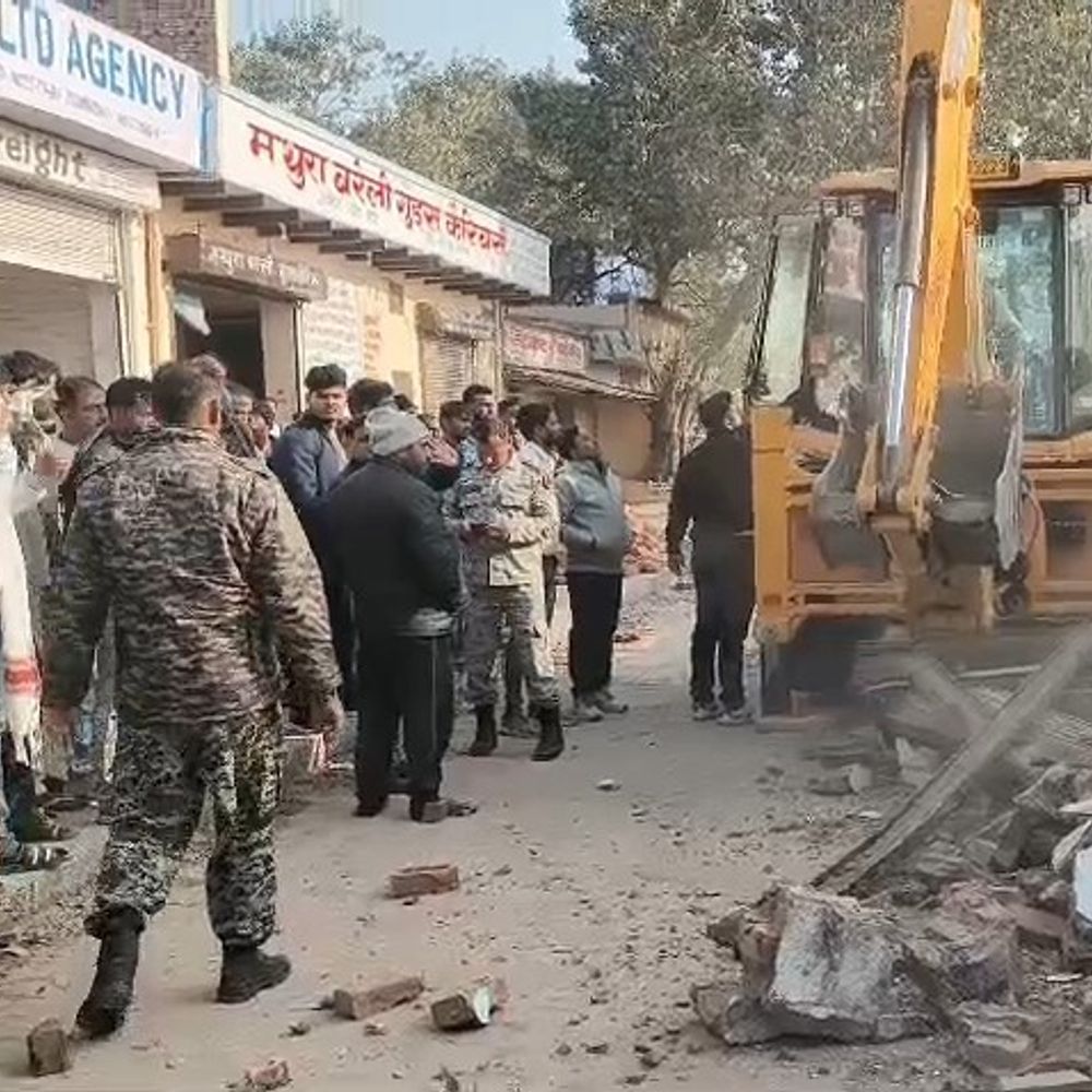 मसानी रोड पर नगर निगम का अतिक्रमण विरोधी अभियान:सड़क निर्माण में बाधा बने अवैध कब्जे ध्वस्त किए गए