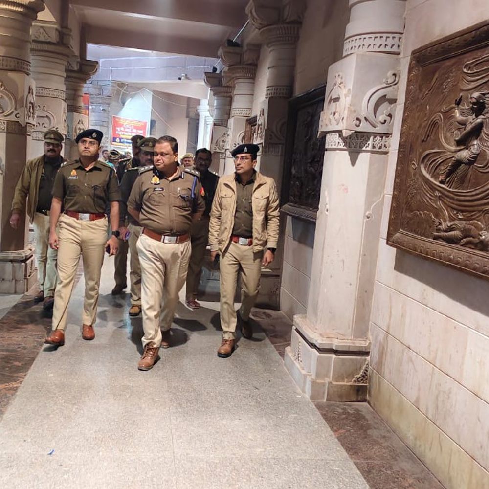 नववर्ष पर विंध्याचल धाम में एसएसपी ने किया भ्रमण:मिर्जापुर में श्रद्धालुओं की सुरक्षा व्यवस्था का लिया जायजा