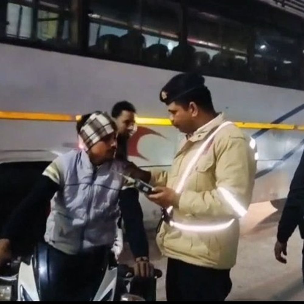 हापुड़ में नववर्ष के मद्देनजर पुलिस का विशेष अभियान:ड्रिंक एंड ड्राइव पर जीरो टॉलरेंस, नशे में वाहन चलाने वालों पर होगी कार्रवाई