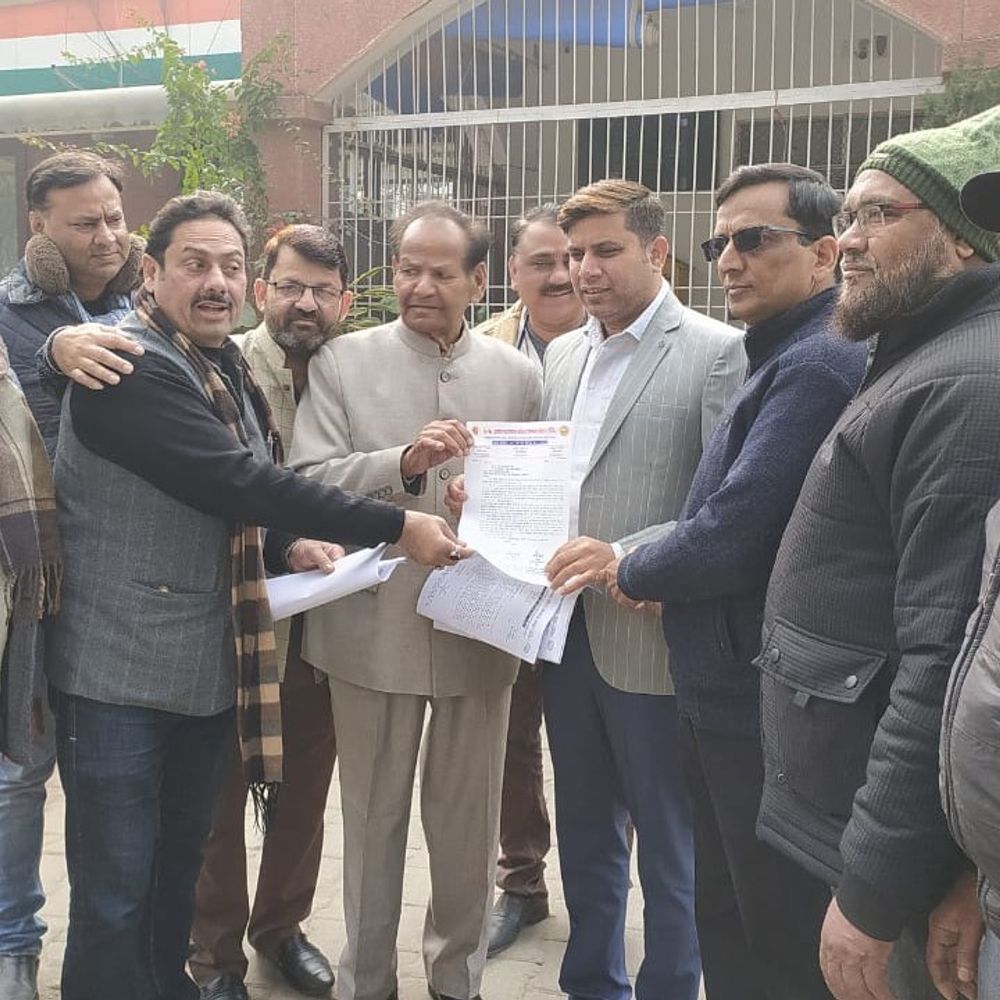 परिवहन फिटनेस केंद्रों के निजीकरण का विरोध:उत्तर प्रदेश उद्योग व्यापार मंडल ने कलेक्ट्रेट पर किया प्रदर्शन