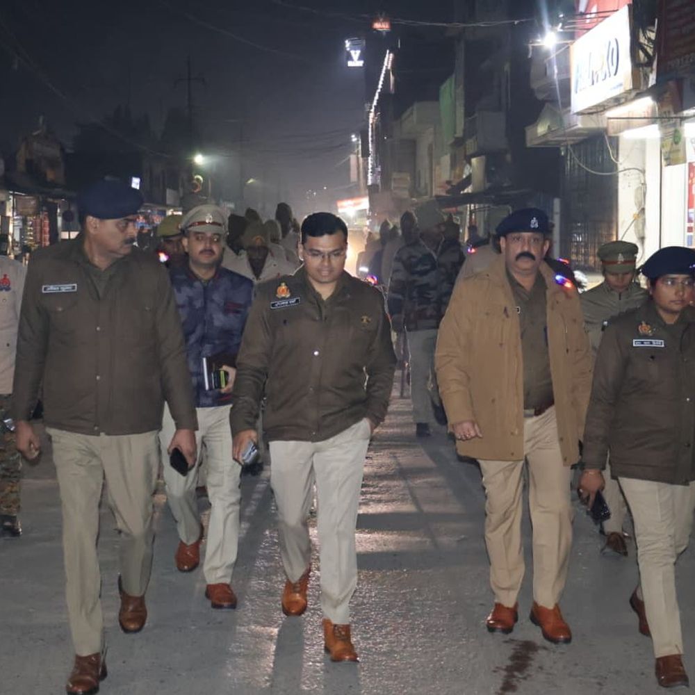 सोनभद्र एसपी ने नववर्ष पूर्व संध्या पर की पैदल गश्त:कानून व्यवस्था बनाए रखने को सुरक्षा के कड़े इंतजाम