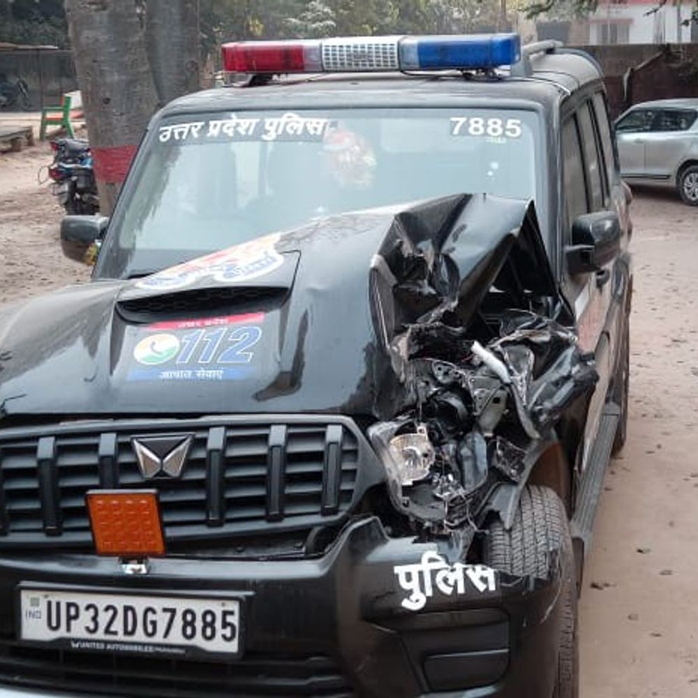 डायल 112 पीआरवी क्षतिग्रस्त मामले में दो सिपाही लाइनहाजिर:हादसे के बाद मामला छिपाने के आरोप में SP ने की कार्रवाई, विभागीय जांच शुरू