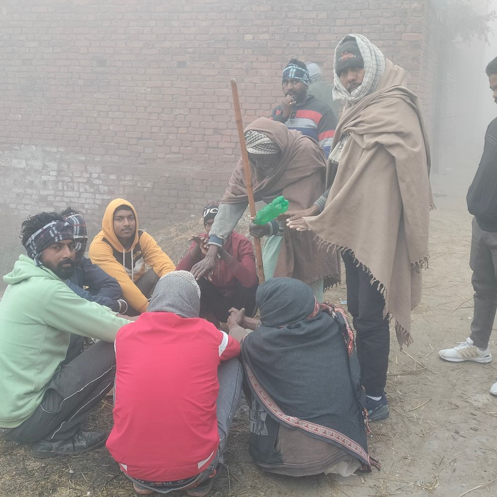 सकलडीहा में कड़ाके की ठंड, कोहरे से जनजीवन प्रभावित:दृश्यता 5 मीटर से कम; स्कूल 15 जनवरी तक बंद, AQI 339