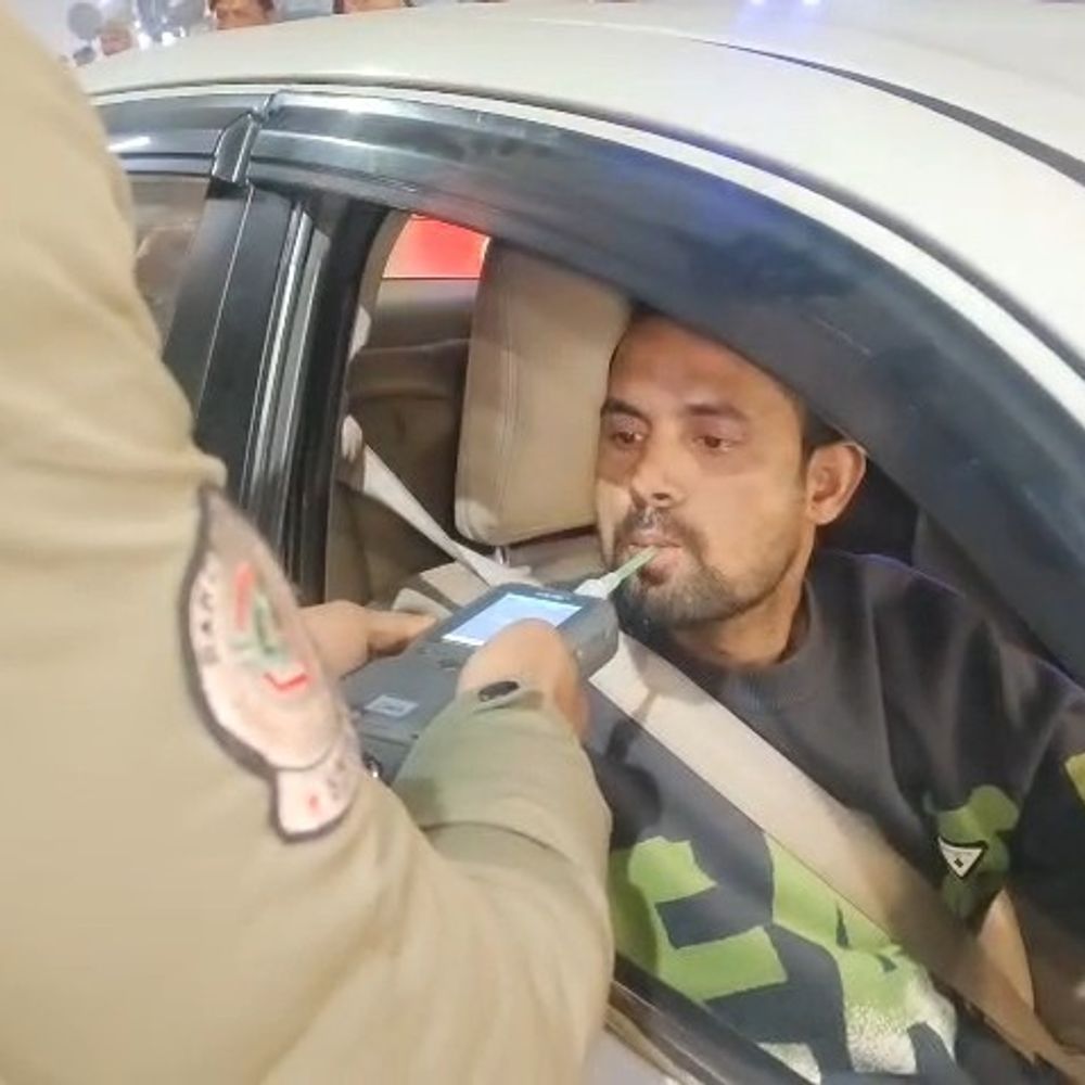 नए साल से पहले 'ड्रिंक एंड ड्राइव' पर कार्रवाई:पुलिस ने 50 से अधिक वाहन चालकों के चालान काटे, चौराहों पर चेकिंग