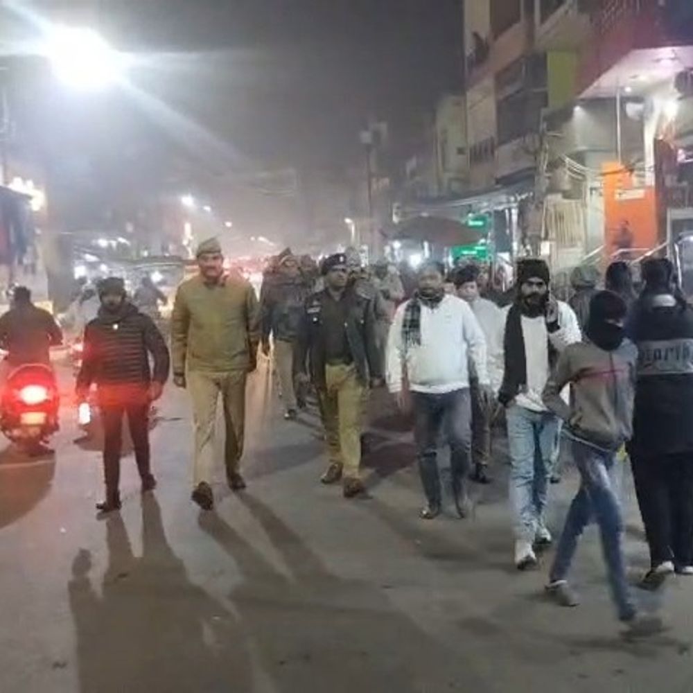 पुलिस ने किया फ्लैग मार्च, नए साल को लेकर अलर्ट:फर्रुखाबाद में सुरक्षा व शांति व्यवस्था बनाए रखने को चेकिंग