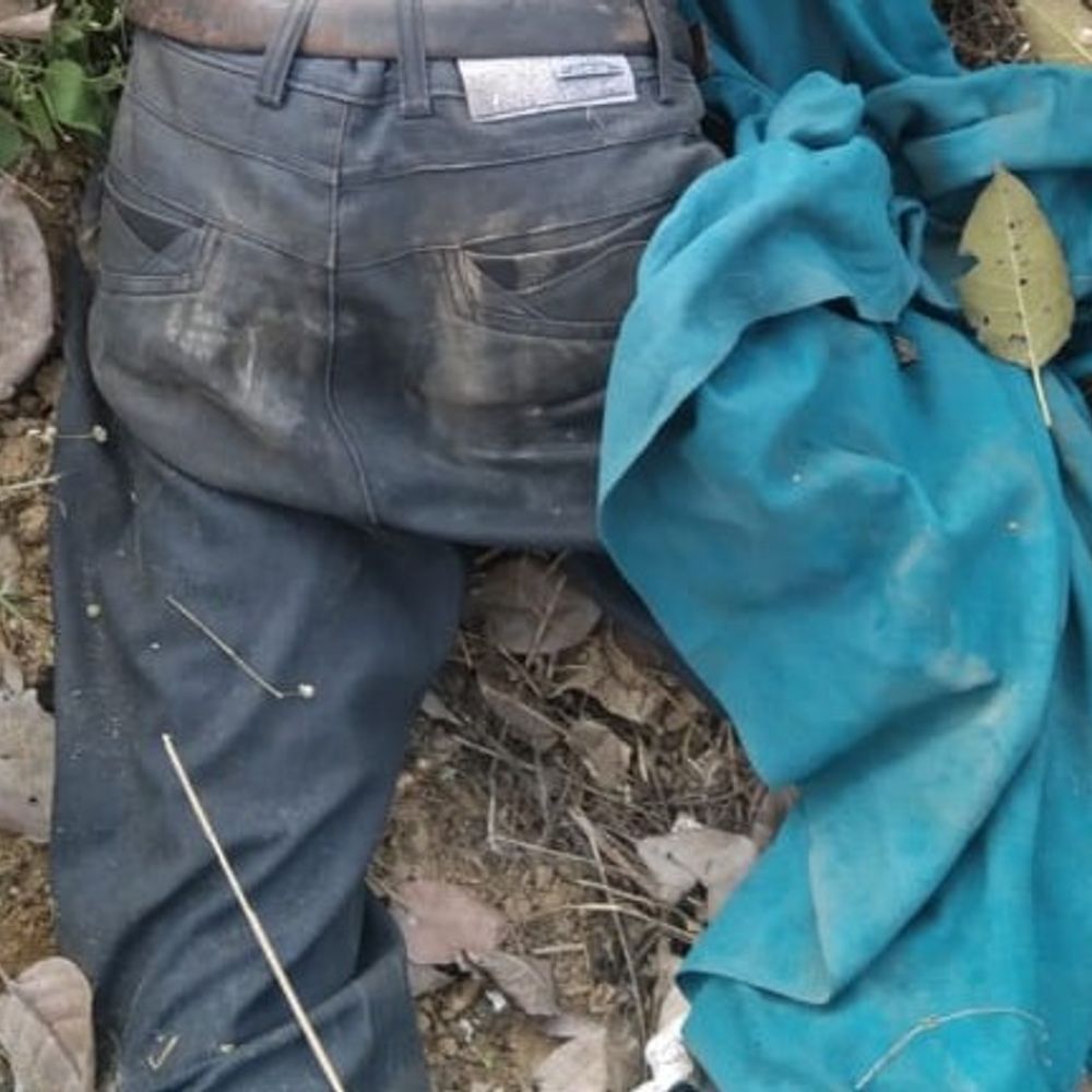 इटावा में सड़क किनारे व्यक्ति का शव मिला:पुलिस ने शिनाख्त के लिए जनता से की अपील, सोशल मीडिया पर डाले फोटो