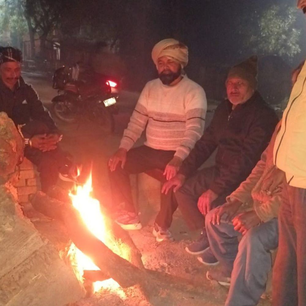 प्रतापगढ़ में घने कोहरे से पारा 5 डिग्री तक गिरा:कम विजिबिलिटी में वाहनों की रफ्तार थमी, फसलों पर मिला-जुला असर