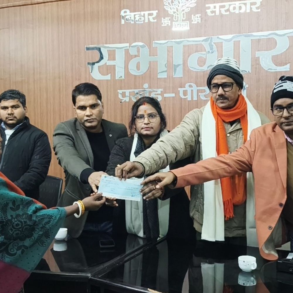 पीरपैंती में 9 परिवारों को मिली सहायता राशि:विधायक ने दुर्घटना और आपदा पीड़ितों को बांटे 4-4 लाख के चेक