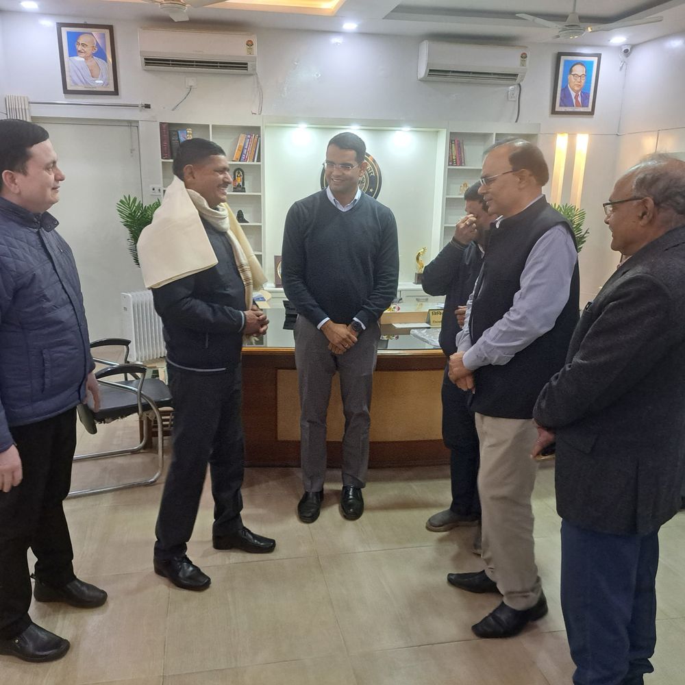 डीएम ने सेवानिवृत्त कर्मचारियों का सम्मान किया:कलेक्ट्रेट में विदाई समारोह, देयकों का भुगतान सुनिश्चित