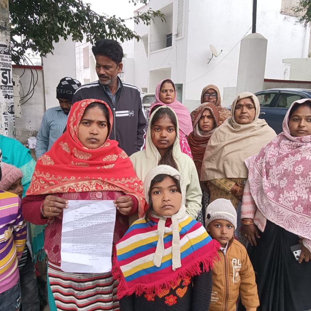 मैनपुरी में विधवा को घर से निकाला, सामान फेंका:संपत्ति विवाद में तीन बच्चों संग सड़क पर रहने को मजबूर