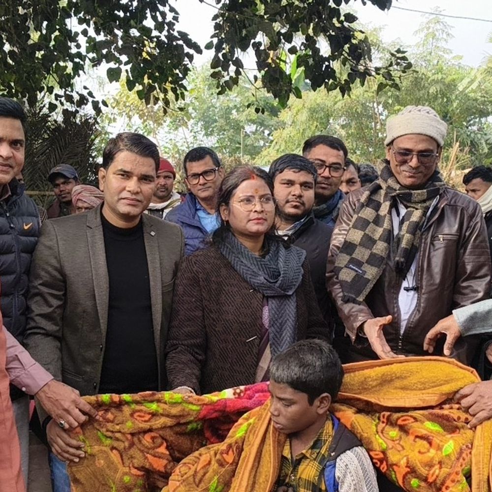 पीरपैंती में 200 आदिवासीयों को बांटा गया कंबल:फाउंडेशन प्रतिनिधि ने कहा- शिक्षा, स्वास्थ्य और रोजगार के क्षेत्रों में लगातार काम कर रहे