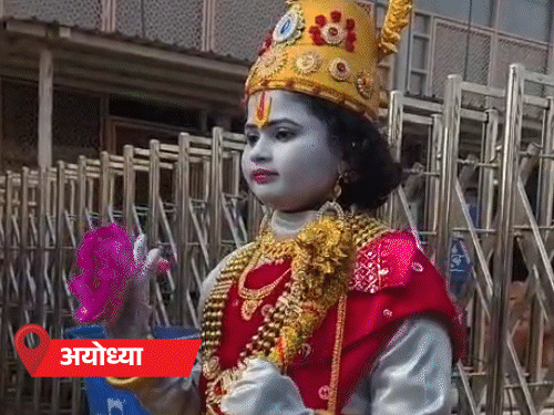 2026 का पहला दिन, धर्म नगरियों में श्रद्धालुओं की भीड़:वृंदावन में ऋषिकेश की महिलाओं का डांस; राम बनकर अयोध्या पहुंची बच्ची