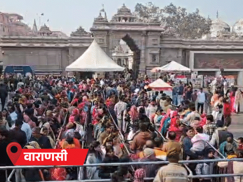 अयोध्या-मथुरा के सारे होटल फुल, 30% किराया बढ़ा:काशी में 3 किमी लंबी बैरिकेडिंग; मंदिरों के बाहर सेल्फी लेने की होड़