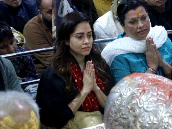 एक्ट्रेस नुसरत भरुचा के महाकाल दर्शन पर भड़के मौलाना:रजवी बोले- शरीयत की नजर में गुनहगार है; संत ने बताया घर वापसी