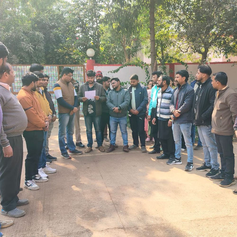 लटेरी अस्पताल में डॉक्टरों का विरोध:महिला की मौत के बाद परिजनों पर मारपीट का आरोप, सुरक्षा की मांग को लेकर काली पट्टी बांधकर पहुंचे