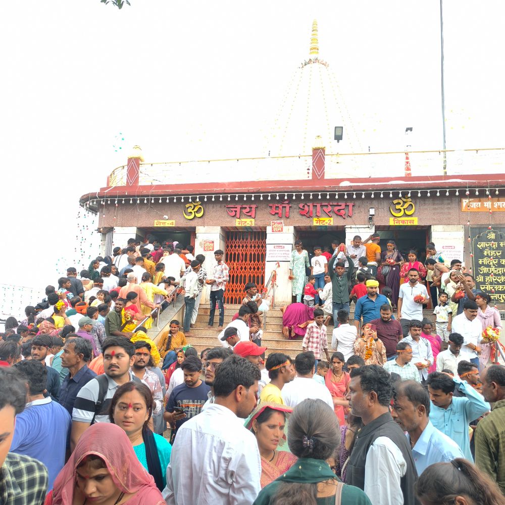 मैहर में नए साल पर आएंगे एक लाख श्रद्धालु:मां शारदा के दर्शन को उमड़ेगी भीड़; 300 पुलिसकर्मी रहेंगे तैनात, तीन ​​​​​​​जगह पार्किंग