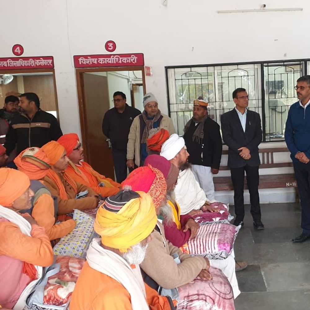 श्रावस्ती डीएम ने साधु-संतों को बांटे कंबल:रेडक्रॉस सोसायटी ने शीतलहर से बचाव के लिए कंबल के रूप में सम्मान