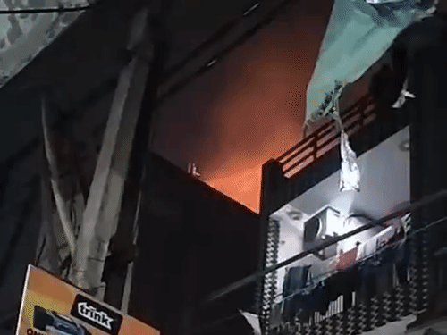 लखनऊ में मोबाइल शॉप में लगी भीषण आग:2 मीटर ऊंची उठी लपटें, लोगों में मची अफरा-तफरी, फायर टीम ने 1घंटे में काबू पाया