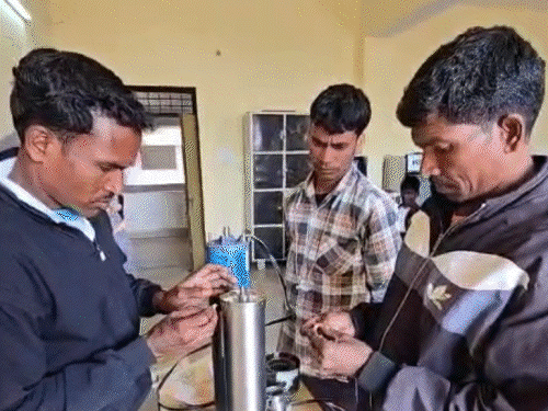 गोला-बारूद, बम बनाने वाले सरेंडर नक्सली बने इलेक्ट्रिशियन-वेल्डर:BGL और IED बनाने के थे एक्सपर्ट, हिड़मा-देवा संग कर चुके काम, बोले-हिंसा में कुछ नहीं रखा