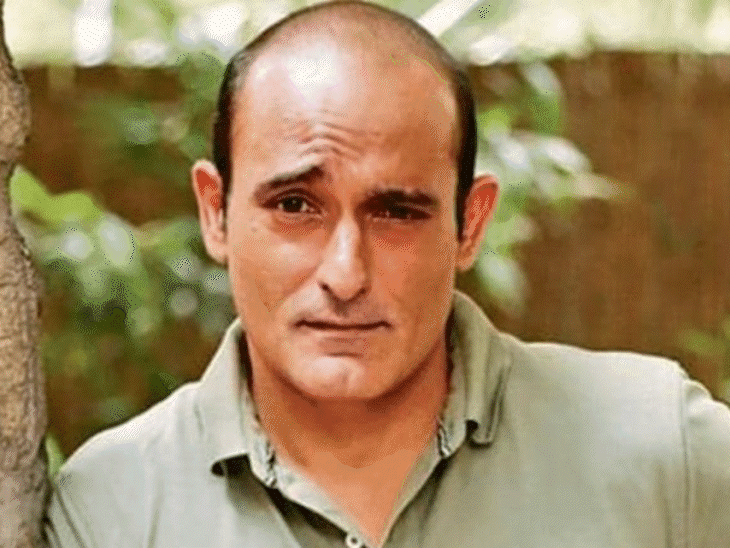 अक्षय खन्ना पर 'सेक्शन 375' के डायरेक्टर का गंभीर आरोप:कहा- एक्टर ने 2 करोड़ फीस तय होने के बाद 32 करोड़ रुपए की मांग की