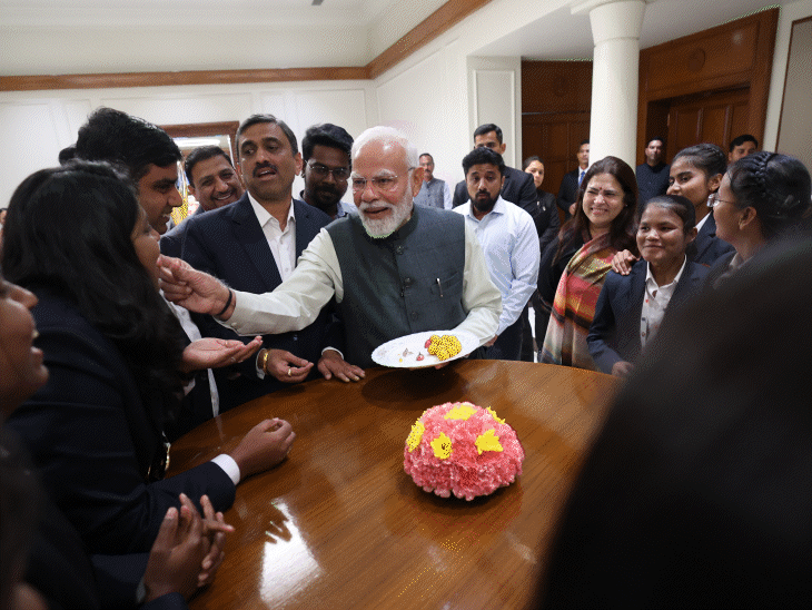 मोदी का कैसा रहा साल 2025, देखिए 15 तस्वीरें:बिहार जीत पर गमछा लहराया; महिला क्रिकेटर को अपने हाथ से लड्डू खिलाया