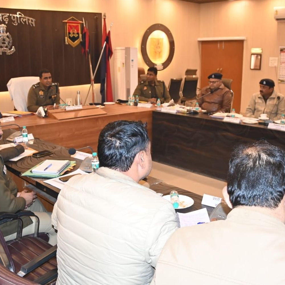 आजमगढ़ SSP की अपराध समीक्षा बैठक:माफियाओं और टॉपटेन अपराधियों के विरुद्ध प्रभावी कार्रवाई करने के निर्देश, महिलाओं की समस्याओं का प्राथमिकता से हो निस्तारण