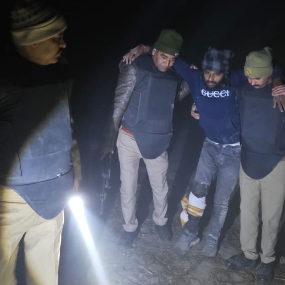 आजमगढ़ में पुलिस मुठभेड़ 10000 का इनामी गिरफ्तार:आरोपी पर दर्ज हैं कई गंभीर आपराधिक मुकदमे तलाश में जुटी थी पुलिस